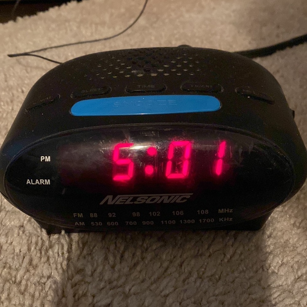 ❤️Nelsonic Clock/Radio Electric With Battery Backup!
